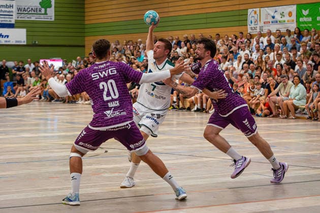 04.08.2026, xovx, Handball Lindencup, HSG Wetzlar - TV Hüttenberg v.l. Leif Haack (TV Hüttenberg), Dominik Mappes (HSG Wetzlar), Hendrik Schreiber (TV Hüttenberg) Linden Stadthalle Hessen Deutschland (DE)