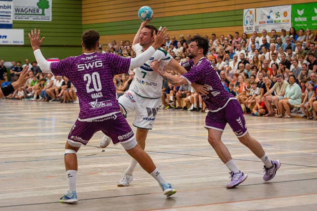 04.08.2026, xovx, Handball Lindencup, HSG Wetzlar - TV Hüttenberg v.l. Leif Haack (TV Hüttenberg), Dominik Mappes (HSG Wetzlar), Hendrik Schreiber (TV Hüttenberg) Linden Stadthalle Hessen Deutschland (DE)