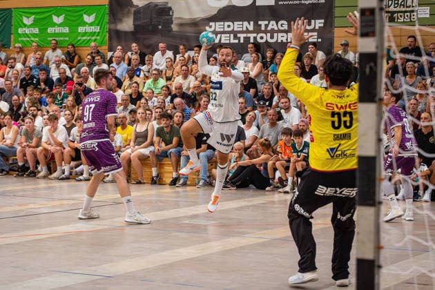 04.08.2026, xovx, Handball Lindencup, HSG Wetzlar - TV Hüttenberg v.l. David Kuntscher (TV Hüttenberg), Nikolaj Laesö (HSG Wetzlar), Yahav Shamir (TV Hüttenberg) Linden Stadthalle Hessen Deutschland (DE)