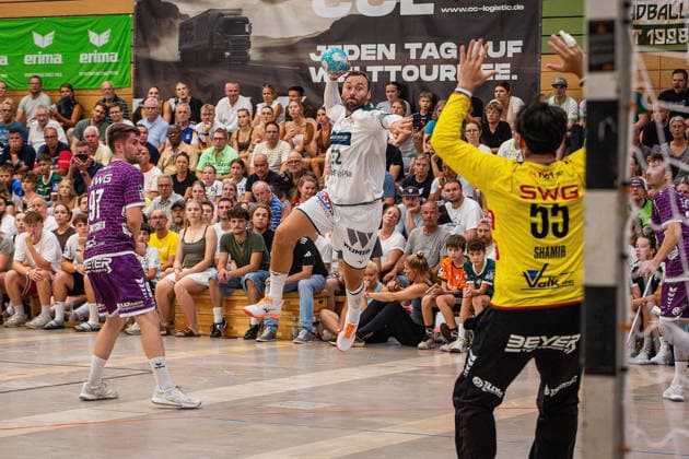 04.08.2026, xovx, Handball Lindencup, HSG Wetzlar - TV Hüttenberg v.l. David Kuntscher (TV Hüttenberg), Nikolaj Laesö (HSG Wetzlar), Yahav Shamir (TV Hüttenberg) Linden Stadthalle Hessen Deutschland (DE)