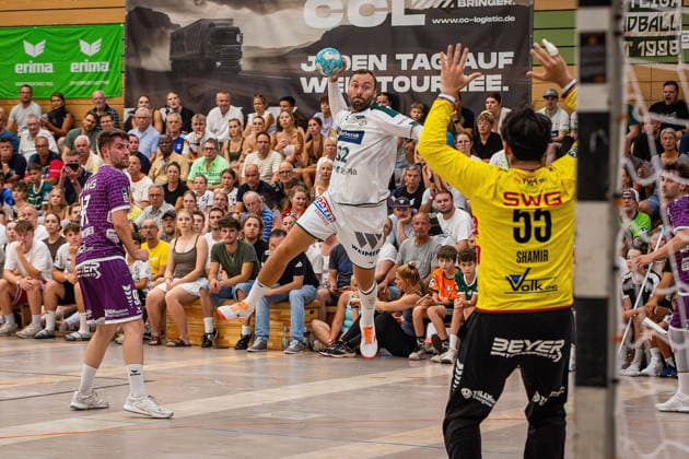 04.08.2026, xovx, Handball Lindencup, HSG Wetzlar - TV Hüttenberg v.l. David Kuntscher (TV Hüttenberg), Nikolaj Laesö (HSG Wetzlar), Yahav Shamir (TV Hüttenberg) Linden Stadthalle Hessen Deutschland (DE)