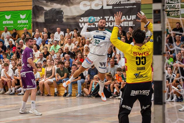 04.08.2026, xovx, Handball Lindencup, HSG Wetzlar - TV Hüttenberg v.l. David Kuntscher (TV Hüttenberg), Nikolaj Laesö (HSG Wetzlar), Yahav Shamir (TV Hüttenberg) Linden Stadthalle Hessen Deutschland (DE)