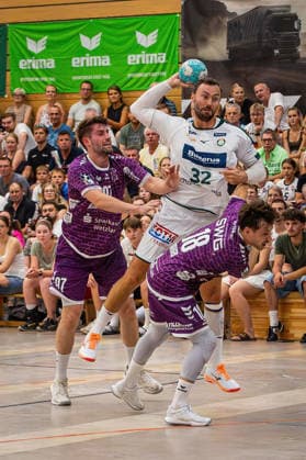 04.08.2026, xovx, Handball Lindencup, HSG Wetzlar - TV Hüttenberg v.l. David Kuntscher (TV Hüttenberg), Nikolaj Laesö (HSG Wetzlar), Tim Rüdiger (TV Hüttenberg) Linden Stadthalle Hessen Deutschland (DE)