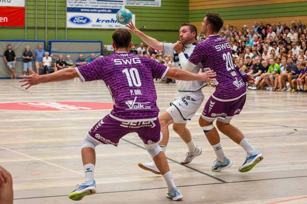 04.08.2026, xovx, Handball Lindencup, HSG Wetzlar - TV Hüttenberg v.l. Paul Ohl (TV Hüttenberg), Dominik Mappes (HSG Wetzlar), Leif Haack (TV Hüttenberg) Linden Stadthalle Hessen Deutschland (DE)