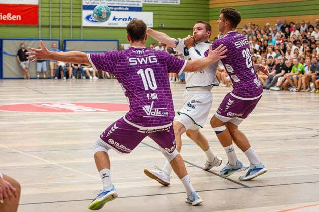 04.08.2026, xovx, Handball Lindencup, HSG Wetzlar - TV Hüttenberg v.l. Paul Ohl (TV Hüttenberg), Dominik Mappes (HSG Wetzlar), Leif Haack (TV Hüttenberg) Linden Stadthalle Hessen Deutschland (DE)