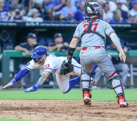 MLB, Baseball Herren, USA 2026: Twins Vs Royals August 4th AUG 04, 2026: Kansas City Royals catcher Carter Jensen (22) dives and scores at home plate against the Minnesota Twins at Kauffman Stadium Kansas City, MO. Roman Puno CSM (Credit Image: Â Roman Puno Cal Media) Kansas City Missouri United States EDITORIAL USE ONLY Copyright: xx ZUMA-20260804_zma_c04_077.jpg RomanxPunox csmphotothree508882