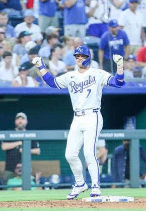 MLB, Baseball Herren, USA 2026: Twins Vs Royals August 4th AUG 04, 2026: Kansas City Royals shortstop Bobby Witt Jr. (7) celebrates at third base against the Minnesota Twins at Kauffman Stadium Kansas City, MO. Roman Puno CSM (Credit Image: Â Roman Puno Cal Media) Kansas City Missouri United States EDITORIAL USE ONLY Copyright: xx ZUMA-20260804_zma_c04_076.jpg RomanxPunox csmphotothree508883