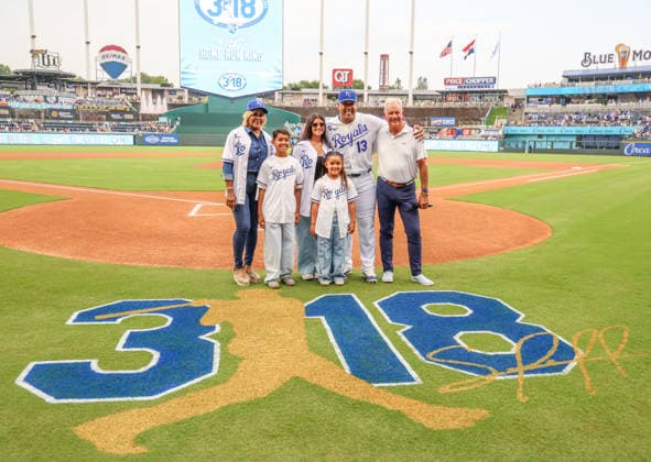 MLB, Baseball Herren, USA 2026: Twins Vs Royals August 4th AUG 04, 2026: at Kauffman Stadium Kansas City, MO. Roman Puno CSMAUG 04, 2026: Kansas City Royals designated hitter Salvador Perez (13) celebrates with his family and George Brett at Kauffman Stadium Kansas City, MO. Roman Puno CSM (Credit Image: Â Roman Puno Cal Media) Kansas City Missouri United States EDITORIAL USE ONLY Copyright: xx ZUMA-20260804_zma_c04_074.jpg RomanxPunox csmphotothree508885