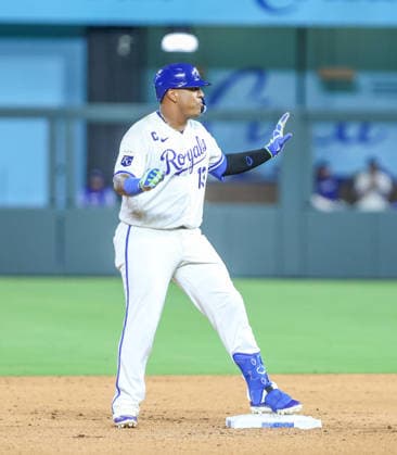 MLB, Baseball Herren, USA 2026: Twins Vs Royals August 4th AUG 04, 2026: Kansas City Royals designated hitter Salvador Perez (13) celebrates at second base against the Minnesota Twins at Kauffman Stadium Kansas City, MO. Roman Puno CSM (Credit Image: Â Roman Puno Cal Media) Kansas City Missouri United States EDITORIAL USE ONLY Copyright: xx ZUMA-20260804_zma_c04_070.jpg RomanxPunox csmphotothree508888
