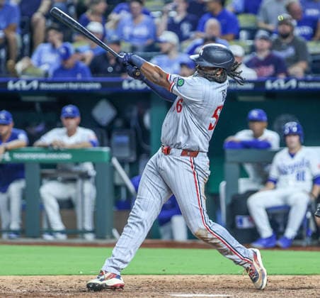 MLB, Baseball Herren, USA 2026: Twins Vs Royals August 4th AUG 04, 2026: Minnesota Twins designated hitter Josh Bell (56) hits a home run in the 8th inning against the Kansas City Royals at Kauffman Stadium Kansas City, MO. Roman Puno CSM (Credit Image: Â Roman Puno Cal Media) Kansas City Missouri United States EDITORIAL USE ONLY Copyright: xx ZUMA-20260804_zma_c04_079.jpg RomanxPunox csmphotothree508889