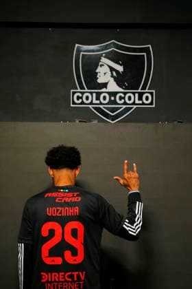 (260805) -- SANTIAGO, Aug. 5, 2026 -- Vozinha wears his new jersey during a press conference, PK, Pressekonferenz in Santiago, the capital of Chile, Aug. 4, 2026. Cabo Verde goalkeeper Vozinha was unveiled by Chilean club Colo Colo on Tuesday after helping his country reach the 2026 FIFA World Cup, WM, Weltmeisterschaft, Fussball and being voted the tournament s best goalkeeper by fans. (SP)CHILE-SANTIAGO-FOOTBALL-VOZINHA (Xinhua)