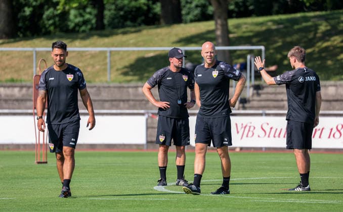 05.08.2026, Deutschland, Grassau, Fußball Bundesliga, Saison 2026 2027, Trainingslager VfB Stuttgart, v.l. Co-Trainer Malik Fathi, Trainer Sebastian Hoeneß, Standard-Trainer Philip Kipp, Co-Trainer David Krecidlo