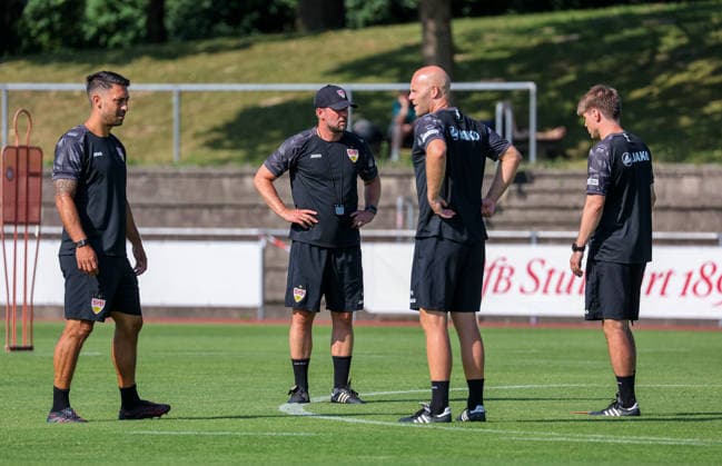 05.08.2026, Deutschland, Grassau, Fußball Bundesliga, Saison 2026 2027, Trainingslager VfB Stuttgart, v.l. Co-Trainer Malik Fathi, Trainer Sebastian Hoeneß, Standard-Trainer Philip Kipp, Co-Trainer David Krecidlo