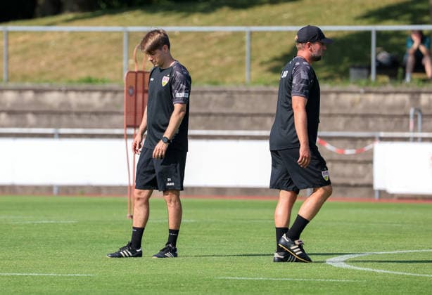 05.08.2026, Deutschland, Grassau, Fußball Bundesliga, Saison 2026 2027, Trainingslager VfB Stuttgart, v.l. Trainer Sebastian Hoeneß, Co-Trainer David Krecidlo, Trainer Sebastian Hoeneß