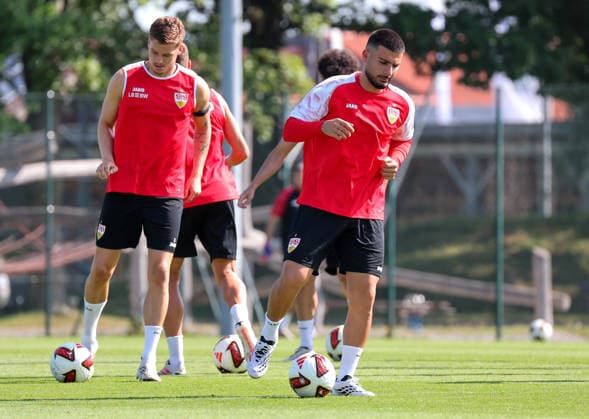 05.08.2026, Deutschland, Grassau, Fußball Bundesliga, Saison 2026 2027, Trainingslager VfB Stuttgart, v.l. Ramon Hendriks, Deniz Undav
