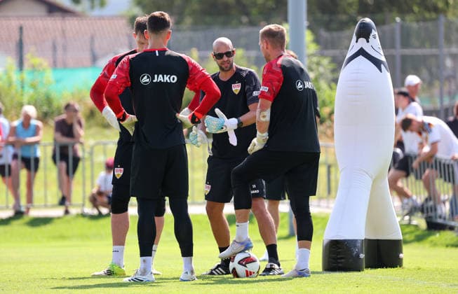 05.08.2026, Deutschland, Grassau, Fußball Bundesliga, Saison 2026 2027, Trainingslager VfB Stuttgart, Torwart-Trainer Steffen Krebs mit Brille