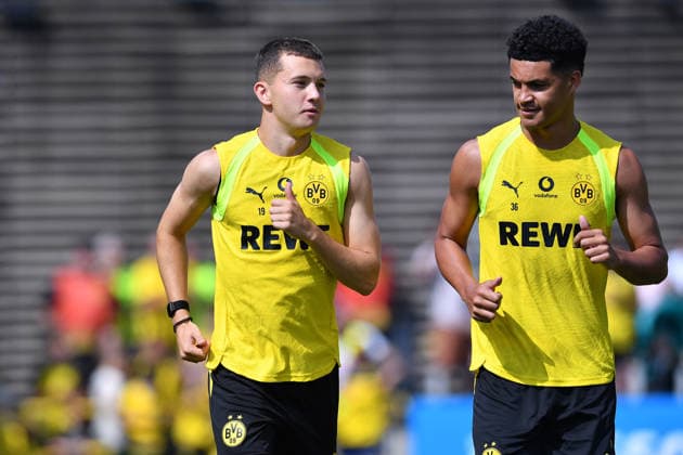 Fußball 1. Bundesliga Training Borussia Dortmund am 05.08.2026 auf dem Trainingsgelände Hohenbuschei in Dortmund Konstantinos Karetsas ( Dortmund ), links - Kaua Prates ( Dortmund ), rechts