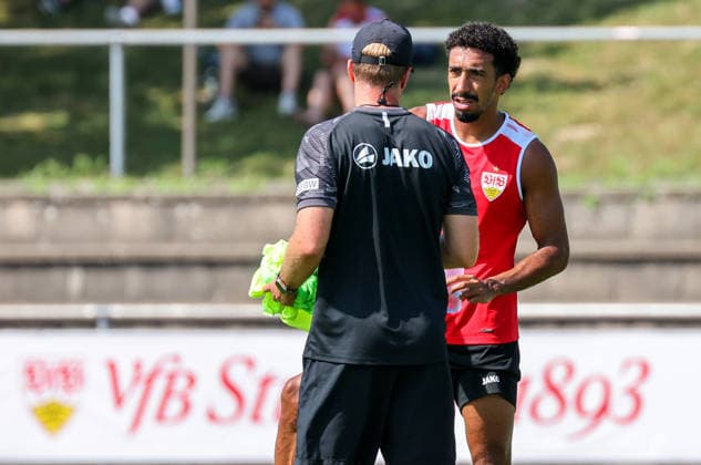05.08.2026, Deutschland, Grassau, Fußball Bundesliga, Saison 2026 2027, Trainingslager VfB Stuttgart, v.l. VfB Trainer Sebastian Hoeneß, Tiago Tomas