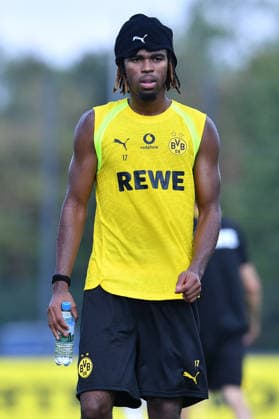 Fußball 1. Bundesliga Training Borussia Dortmund am 05.08.2026 auf dem Trainingsgelände Hohenbuschei in Dortmund Carney Chukwuemeka ( Dortmund ) bricht das Training ab