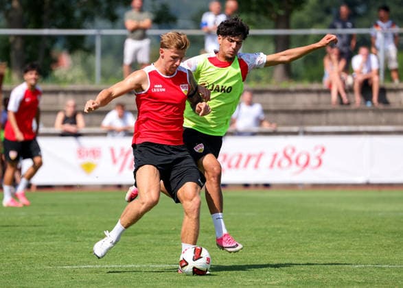 05.08.2026, Deutschland, Grassau, Fußball Bundesliga, Saison 2026 2027, Trainingslager VfB Stuttgart, v.l. Finn Jeltsch, Ertugrul Yigit