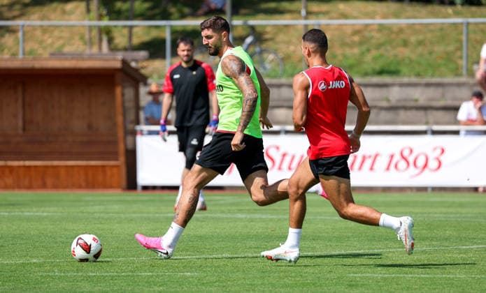05.08.2026, Deutschland, Grassau, Fußball Bundesliga, Saison 2026 2027, Trainingslager VfB Stuttgart, v.l. Jeff Chabot, Badredine Bouanani
