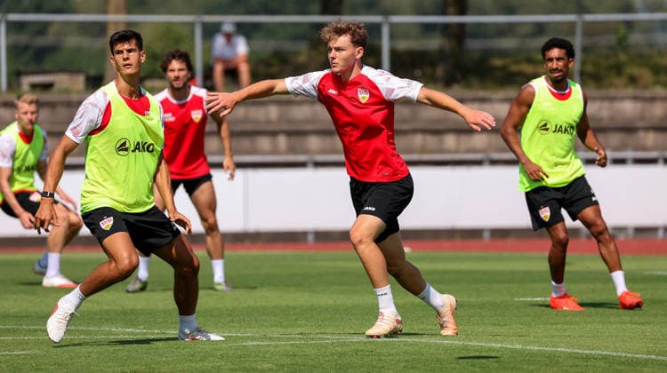 05.08.2026, Deutschland, Grassau, Fußball Bundesliga, Saison 2026 2027, Trainingslager VfB Stuttgart, v.l. Chema, Yanik Spalt, Tiago Tomas