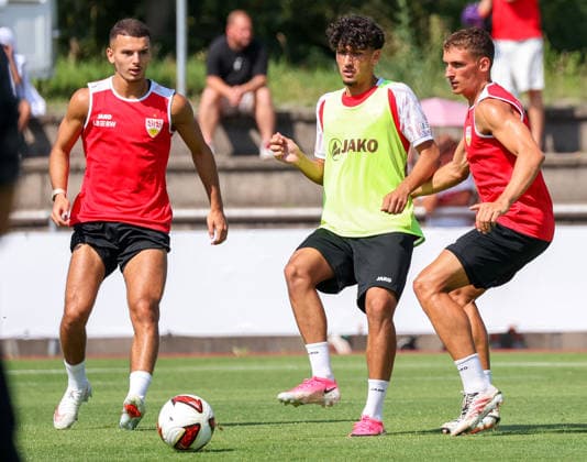 05.08.2026, Deutschland, Grassau, Fußball Bundesliga, Saison 2026 2027, Trainingslager VfB Stuttgart, v.l. Badredine Bouanani, Ertugrul Yigit, Grischa Prömel