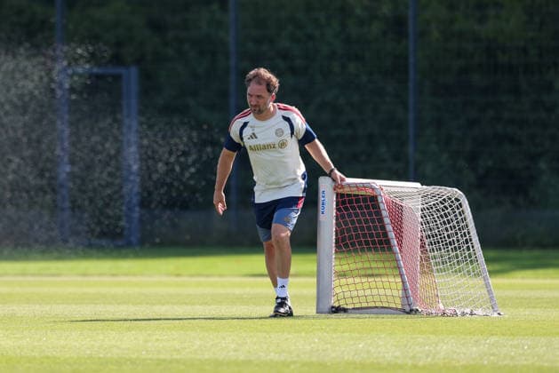 Jose Barcala (FC Bayern Muenchen, Chef-Trainer) zieht Tor, hilft beim Aufbau vor dem Training, GER, FC Bayern Muenchen Frauen Training, Fussball, Google Pixel Frauen-Bundesliga, Saison 2026 2027, 05.08.2026, GER, FC Bayern Muenchen Frauen Training, Fussball, Google Pixel Frauen-Bundesliga, Saison 2026 2027, 05.08.2026 Muenchen Copyright: xEibner-Pressefoto JennixMaulx EP_JML