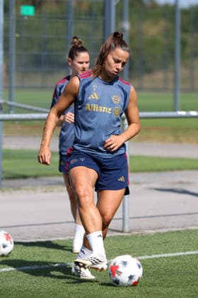 Lena Oberdorf (FC Bayern Muenchen, 08) mit Ball, GER, FC Bayern Muenchen Frauen Training, Fussball, Google Pixel Frauen-Bundesliga, Saison 2026 2027, 05.08.2026, GER, FC Bayern Muenchen Frauen Training, Fussball, Google Pixel Frauen-Bundesliga, Saison 2026 2027, 05.08.2026 Muenchen Copyright: xEibner-Pressefoto JennixMaulx EP_JML