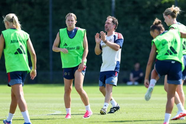 Jose Barcala (FC Bayern Muenchen, Chef-Trainer), mit Barbara Dunst (FC Bayern Muenchen, 28), GER, FC Bayern Muenchen Frauen Training, Fussball, Google Pixel Frauen-Bundesliga, Saison 2026 2027, 05.08.2026, GER, FC Bayern Muenchen Frauen Training, Fussball, Google Pixel Frauen-Bundesliga, Saison 2026 2027, 05.08.2026 Muenchen Copyright: xEibner-Pressefoto JennixMaulx EP_JML