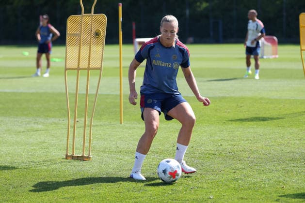 Magdalena Eriksson (FC Bayern Muenchen, 05) mit Ball, GER, FC Bayern Muenchen Frauen Training, Fussball, Google Pixel Frauen-Bundesliga, Saison 2026 2027, 05.08.2026, GER, FC Bayern Muenchen Frauen Training, Fussball, Google Pixel Frauen-Bundesliga, Saison 2026 2027, 05.08.2026 Muenchen Copyright: xEibner-Pressefoto JennixMaulx EP_JML