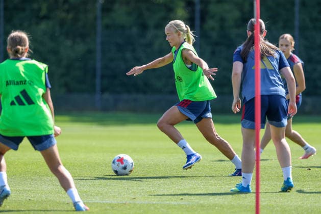 Pernille Harder (FC Bayern Muenchen, 21) mit Ball im Trainingsspiel, GER, FC Bayern Muenchen Frauen Training, Fussball, Google Pixel Frauen-Bundesliga, Saison 2026 2027, 05.08.2026, GER, FC Bayern Muenchen Frauen Training, Fussball, Google Pixel Frauen-Bundesliga, Saison 2026 2027, 05.08.2026 Muenchen Copyright: xEibner-Pressefoto JennixMaulx EP_JML