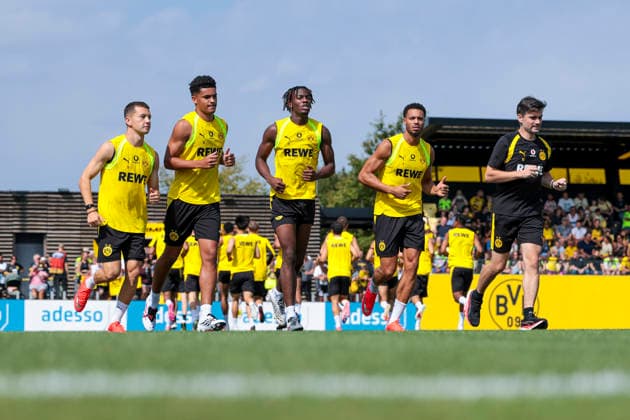 05.08.2026, Fussball, Training von Borussia Dortmund. v. l. Konstantinos Karetsas (Borussia Dortmund), Kaua Prates (Borussia Dortmund), Joane Gadou (Borussia Dortmund), Felix Nmecha (Borussia Dortmund), Athletiktrainer Georg Schulz (Borussia Dortmund). Dortmund Trainingsgelände des BVB NRW Deutschland xRHR-FOTO DEx Copyright: DennisxEwert RHR-FOTOx RHR-FOTO DE