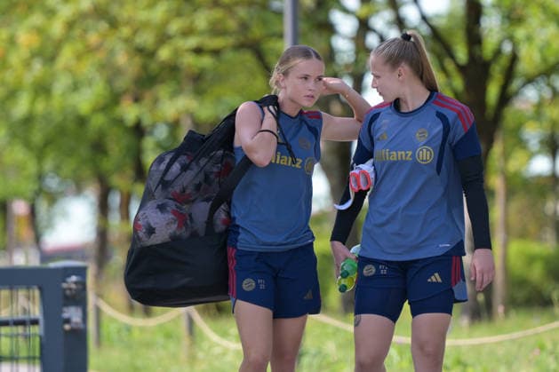 05.08.2026, München, Deutschland. Google Pixel Frauen-Bundesliga: Die FC Bayern Frauen absolvieren auf dem FC Bayern Campus eine Trainingseinheit zur Vorbereitung auf das Testspiel gegen Paris FC. Sophie Proost (FC Bayern Frauen), Regina van Eijk (FC Bayern Frauen)