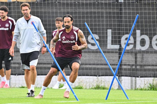 05.08.2026 - Fussball - 2. Fussball - Bundesliga - Saison 2026 2027 - 1. FC Nürnberg Nuernberg FCN ( Club ) - Training - Sportfoto Zink - xwoxzix - Johannes Hannes Wieber ( Head Of Performance 1. FC Nürnberg FCN ) Adriano Grimaldi (39, 1. FC Nürnberg FCN )