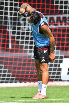 05.08.2026 - Fussball - 2. Fussball - Bundesliga - Saison 2026 2027 - 1. FC Nürnberg Nuernberg FCN ( Club ) - Training - Sportfoto Zink - xwoxzix - Adriano Grimaldi (39, 1. FC Nürnberg FCN ) erfrischt sich