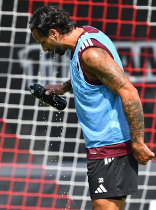 05.08.2026 - Fussball - 2. Fussball - Bundesliga - Saison 2026 2027 - 1. FC Nürnberg Nuernberg FCN ( Club ) - Training - Sportfoto Zink - xwoxzix - Adriano Grimaldi (39, 1. FC Nürnberg FCN ) erfrischt sich