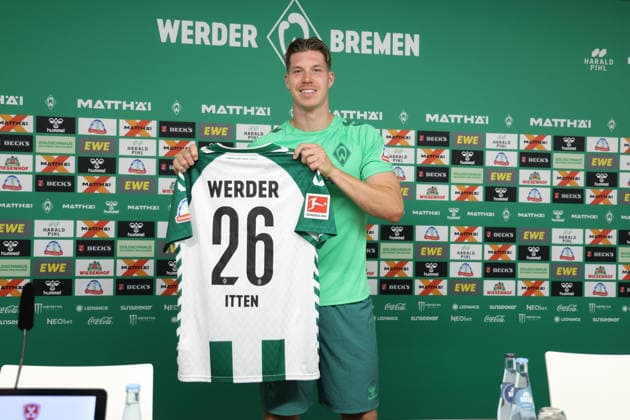 05.08.2026, GER, Fußball, Herren, 1. Bundesliga, Saison 2026 2027, Spielervorstellung, SV Werder Bremen Cedric Itten ( Werder Bremen, 26 ) wird im Rahmen einer Pressekonferenz vorgestellt und zeigt sein Trikot, Zell am Ziller Parkstadion Tirol Österreich Copyright: xNordphotox xMaasx