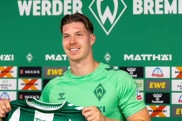 05.08.2026, GER, Fußball, Herren, 1. Bundesliga, Saison 2026 2027, Spielervorstellung, SV Werder Bremen Cedric Itten ( Werder Bremen, 26 ) wird im Rahmen einer Pressekonferenz vorgestellt, Zell am Ziller Parkstadion Tirol Österreich Copyright: xNordphotox xMaasx