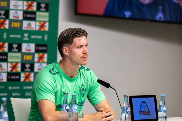 05.08.2026, GER, Fußball, Herren, 1. Bundesliga, Saison 2026 2027, Spielervorstellung, SV Werder Bremen Cedric Itten ( Werder Bremen, 26 ) wird im Rahmen einer Pressekonferenz vorgestellt, Zell am Ziller Parkstadion Tirol Österreich Copyright: xNordphotox xMaasx