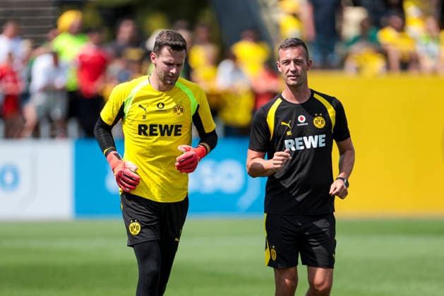 05.08.2026, Fussball, Training von Borussia Dortmund. v. l. Torwart Patrick Drewes (Borussia Dortmund), Individualtrainer Mathias Schiele (Borussia Dortmund). Dortmund Trainingsgelände des BVB NRW Deutschland xRHR-FOTO DEx Copyright: DennisxEwert RHR-FOTOx RHR-FOTO DE