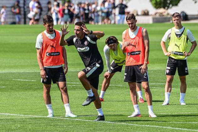 Trainer Marcel Rapp ( Pauli ) zeigt den Einsatz den er nach einem Elfmeter erwartet Deutschland , Hamburg , Trainingsgelände an der Kollaustrasse , Fussball , 2. Bundesliga , FC St Pauli