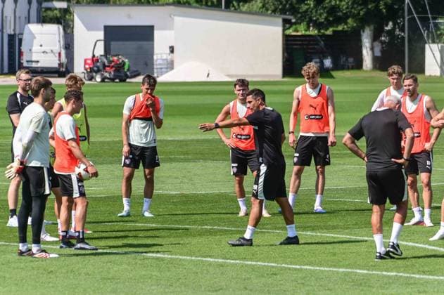 Trainer Marcel Rapp spricht zum Team ( Pauli ) Deutschland , Hamburg , Trainingsgelände an der Kollaustrasse , Fussball , 2. Bundesliga , FC St Pauli