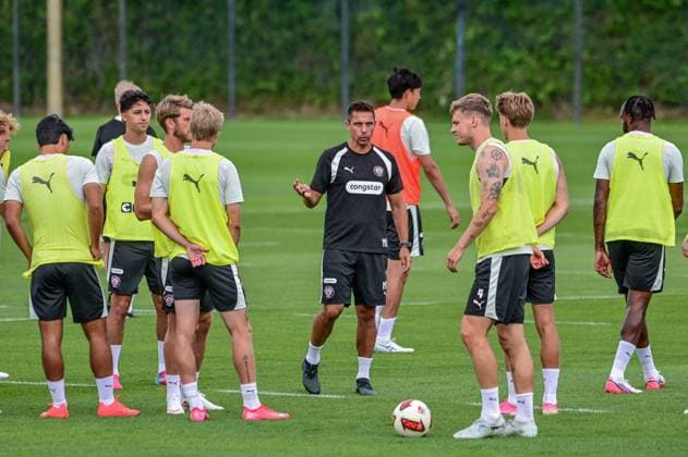 Trainer Marcel Rapp spricht zur Mannschaft ( Pauli ) Deutschland , Hamburg , Trainingsgelände an der Kollaustrasse , Fussball , 2. Bundesliga , FC St Pauli