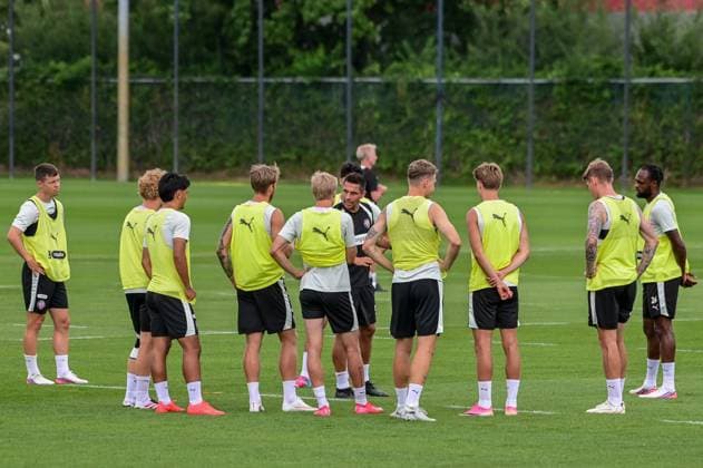 Trainer Marcel Rapp spricht zum Team ( Pauli ) Deutschland , Hamburg , Trainingsgelände an der Kollaustrasse , Fussball , 2. Bundesliga , FC St Pauli