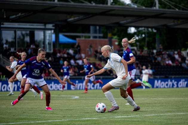 05.08.2026, GER, Fussball, Frauen, UEFA Womens Champions League, Saison 2026 2027, Qualifikationsturnier, Halbfinale Stinalisa Johansson ( Malmö FF, 07 ) am Ball, Frankfurt am Main Stadion am Brentanobad Hessen Deutschland Copyright: xNordphoto Memmlerx