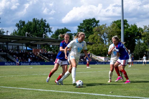 05.08.2026, GER, Fussball, Frauen, UEFA Womens Champions League, Saison 2026 2027, Qualifikationsturnier, Halbfinale Hlin Eiriksdottir ( Malmö FF, 09 ) im Zweikampf mit Eline Hegg ( Valerenga IF, 23 ), Frankfurt am Main Stadion am Brentanobad Hessen Deutschland Copyright: xNordphoto Memmlerx