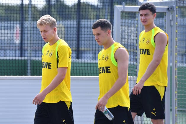 Fußball 1. Bundesliga Training Borussia Dortmund am 05.08.2026 auf dem Trainingsgelände Hohenbuschei in Dortmund Daniel Svensson ( Dortmund ), links - Konstantinos Karetsas ( Dortmund ), mitte - Luca Reggiani ( Dortmund ), rechts