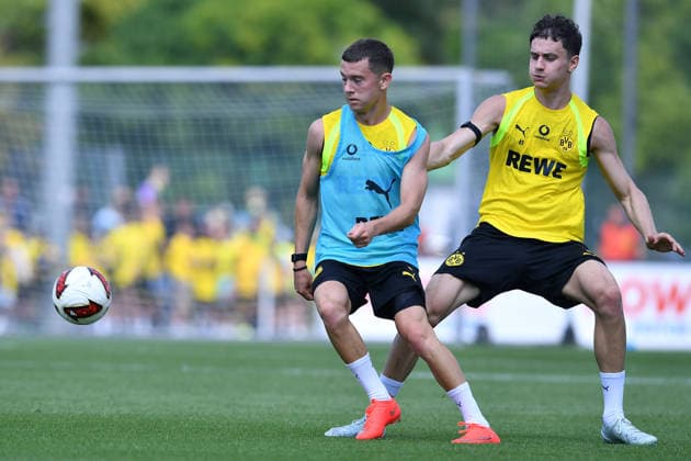 Fußball 1. Bundesliga Training Borussia Dortmund am 05.08.2026 auf dem Trainingsgelände Hohenbuschei in Dortmund Konstantinos Karetsas ( Dortmund ), links - Luca Reggiani ( Dortmund ), rechts