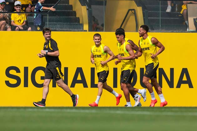 05.08.2026, Fussball, Training von Borussia Dortmund. v. l. Athletiktrainer Georg Schulz (Borussia Dortmund), Konstantinos Karetsas (Borussia Dortmund), Kaua Prates (Borussia Dortmund), Felix Nmecha (Borussia Dortmund). Dortmund Trainingsgelände des BVB NRW Deutschland xRHR-FOTO DEx Copyright: DennisxEwert RHR-FOTOx RHR-FOTO DE